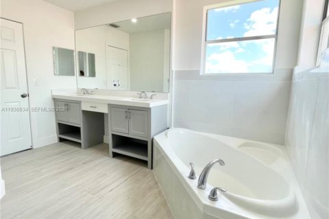 Casa en alquiler en Pembroke Pines, Florida, 3 dormitorios, 169.18 m2 № 1996525 - foto 14