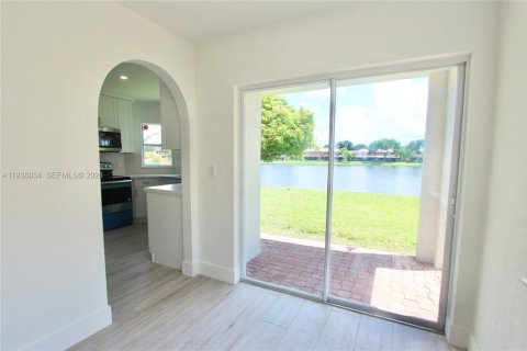 Casa en alquiler en Pembroke Pines, Florida, 3 dormitorios, 169.18 m2 № 1996525 - foto 8