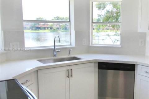 Casa en alquiler en Pembroke Pines, Florida, 3 dormitorios, 169.18 m2 № 1996525 - foto 2