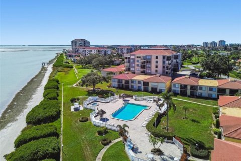 Condo in Saint Petersburg, Florida, 2 bedrooms № 2235286 - photo 22