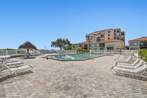 Condo in Saint Petersburg, Florida, 2 bedrooms № 2235286 - photo 23