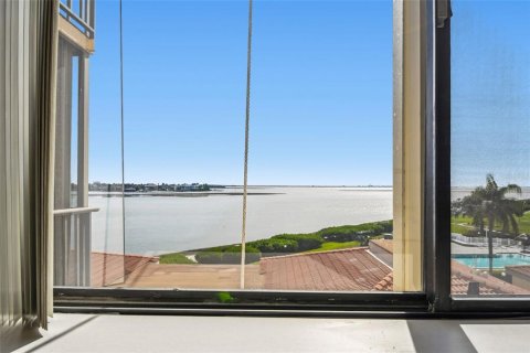 Condo in Saint Petersburg, Florida, 2 bedrooms № 2235286 - photo 11
