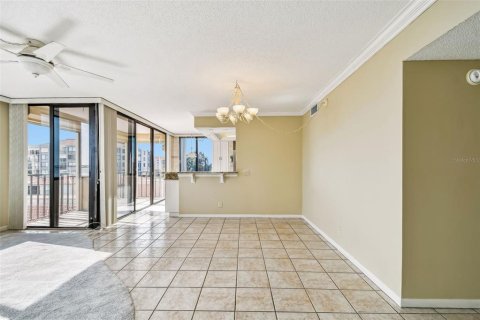 Condo in Saint Petersburg, Florida, 2 bedrooms № 2235286 - photo 12