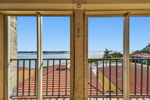 Condo in Saint Petersburg, Florida, 2 bedrooms № 2235286 - photo 6
