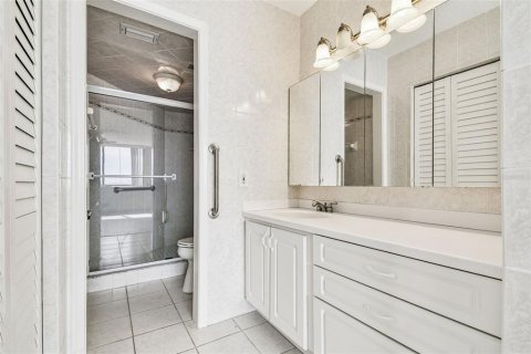 Condo in Saint Petersburg, Florida, 2 bedrooms № 2235286 - photo 9