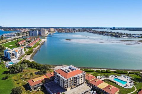 Condo in Saint Petersburg, Florida, 2 bedrooms № 2235286