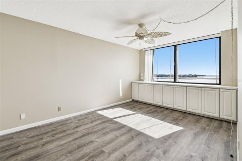 Condo in Saint Petersburg, Florida, 2 bedrooms № 2235286 - photo 7