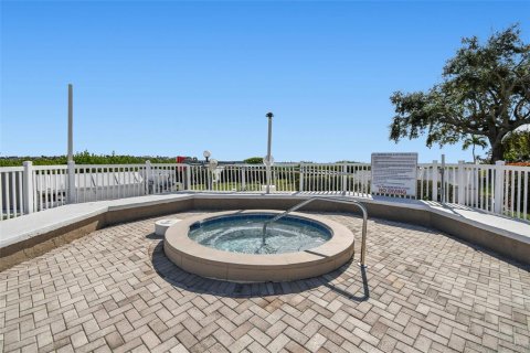 Condo in Saint Petersburg, Florida, 2 bedrooms № 2235286 - photo 24