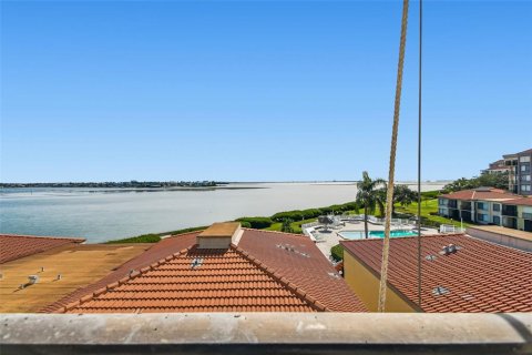Condo in Saint Petersburg, Florida, 2 bedrooms № 2235286 - photo 20