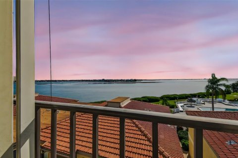 Condo in Saint Petersburg, Florida, 2 bedrooms № 2235286 - photo 3