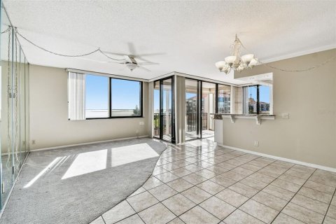 Condo in Saint Petersburg, Florida, 2 bedrooms № 2235286 - photo 14