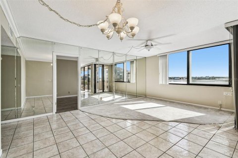 Condo in Saint Petersburg, Florida, 2 bedrooms № 2235286 - photo 13