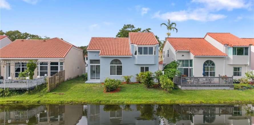 House in Hollywood, Florida 3 bedrooms, 163.88 sq.m. № 1977080