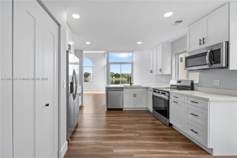 House in Hollywood, Florida 3 bedrooms, 163.88 sq.m. № 1977080 - photo 9