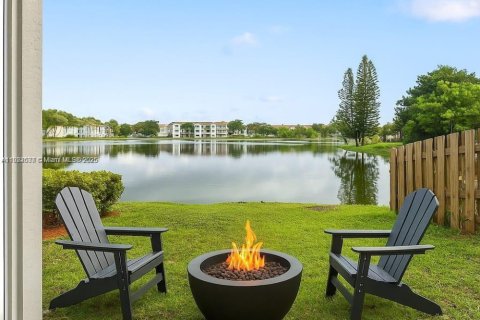 House in Hollywood, Florida 3 bedrooms, 163.88 sq.m. № 1977080 - photo 3