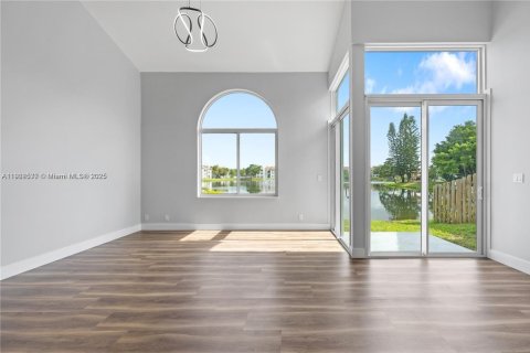 House in Hollywood, Florida 3 bedrooms, 163.88 sq.m. № 1977080 - photo 2