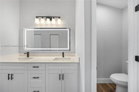 House in Hollywood, Florida 3 bedrooms, 163.88 sq.m. № 1977080 - photo 17