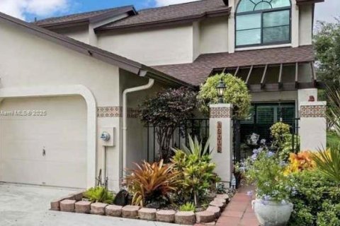 House in Miami, Florida 3 bedrooms, 168.99 sq.m. № 2023013 - photo 1