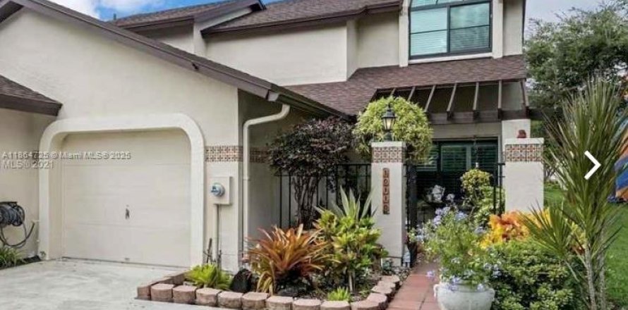 House in Miami, Florida 3 bedrooms, 168.99 sq.m. № 2023013