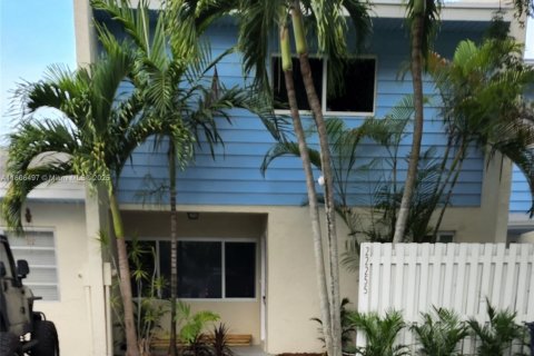 Adosado en alquiler en Cutler Bay, Florida, 2 dormitorios, 135.45 m2 № 1937118 - foto 1