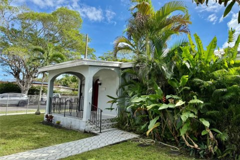 Immobilier commercial à vendre à Miami, Floride: 182.65 m2 № 1969595 - photo 1