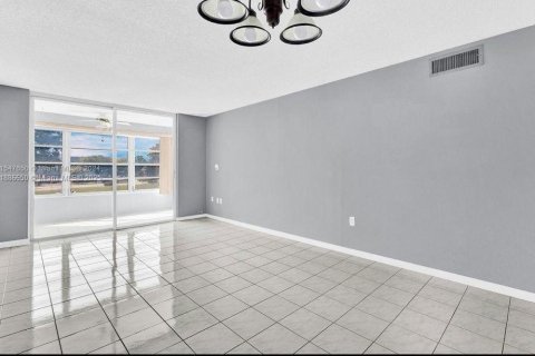 Снять в аренду кондоминиум в Санрайз, Флорида 1 спальня, 59.46м2, № 1933461 - фото 3