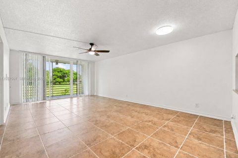 Condominio en venta en Tamarac, Florida, 2 dormitorios, 95.22 m2 № 2186182 - foto 2