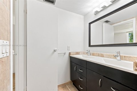 Condominio en venta en Tamarac, Florida, 2 dormitorios, 95.22 m2 № 2186182 - foto 25