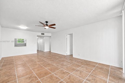 Condominio en venta en Tamarac, Florida, 2 dormitorios, 95.22 m2 № 2186182 - foto 11