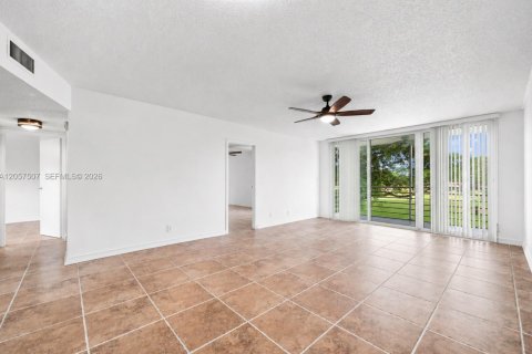 Condominio en venta en Tamarac, Florida, 2 dormitorios, 95.22 m2 № 2186182 - foto 9