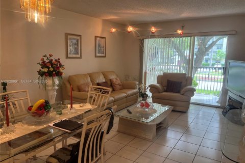 Condo in Pembroke Pines, Florida, 2 bedrooms  № 2086030 - photo 16