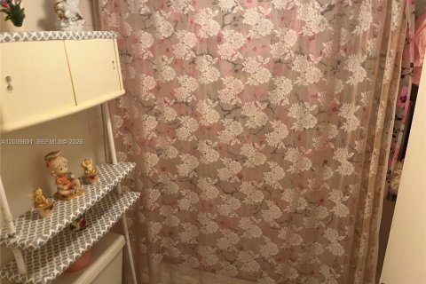 Condo in Pembroke Pines, Florida, 2 bedrooms  № 2086030 - photo 27