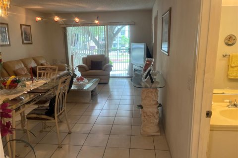 Condo in Pembroke Pines, Florida, 2 bedrooms  № 2086030 - photo 18