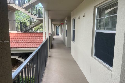 Condo in Pembroke Pines, Florida, 2 bedrooms  № 2086030 - photo 3