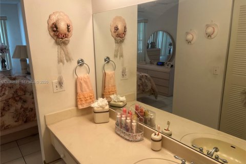 Condo in Pembroke Pines, Florida, 2 bedrooms  № 2086030 - photo 22