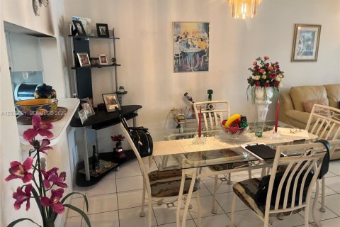 Condo in Pembroke Pines, Florida, 2 bedrooms  № 2086030 - photo 15