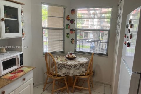 Condo in Pembroke Pines, Florida, 2 bedrooms  № 2086030 - photo 12