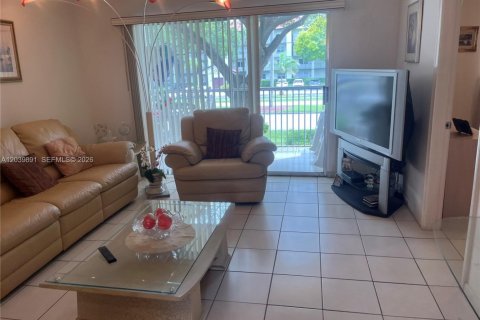 Condo in Pembroke Pines, Florida, 2 bedrooms  № 2086030 - photo 17