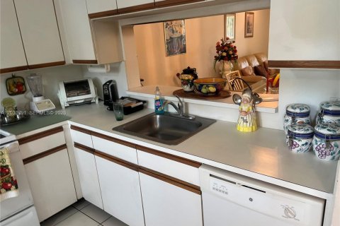 Condo in Pembroke Pines, Florida, 2 bedrooms  № 2086030 - photo 6