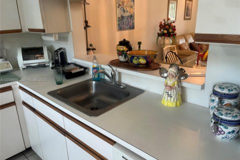 Condo in Pembroke Pines, Florida, 2 bedrooms  № 2086030 - photo 8