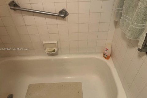Condo in Pembroke Pines, Florida, 2 bedrooms  № 2086030 - photo 23