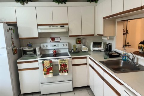 Condo in Pembroke Pines, Florida, 2 bedrooms  № 2086030 - photo 9