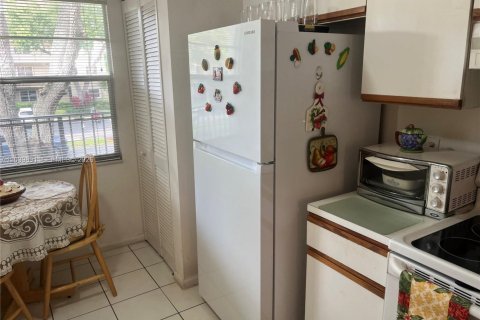 Condo in Pembroke Pines, Florida, 2 bedrooms  № 2086030 - photo 7