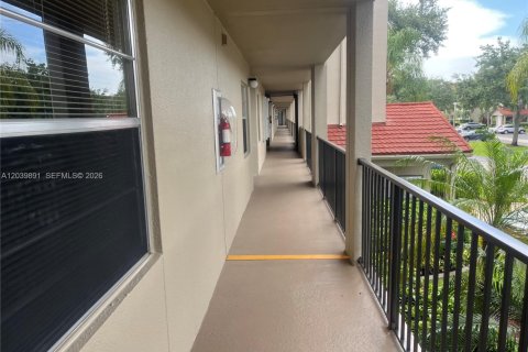 Condo in Pembroke Pines, Florida, 2 bedrooms  № 2086030 - photo 4