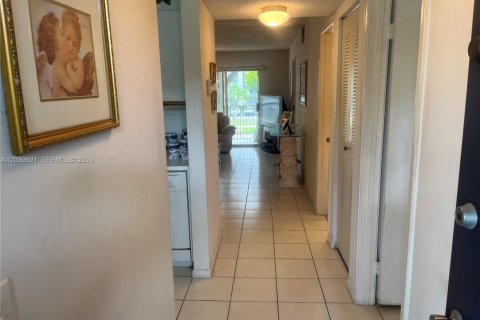 Condo in Pembroke Pines, Florida, 2 bedrooms  № 2086030 - photo 14