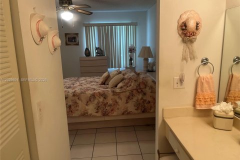 Condo in Pembroke Pines, Florida, 2 bedrooms  № 2086030 - photo 21
