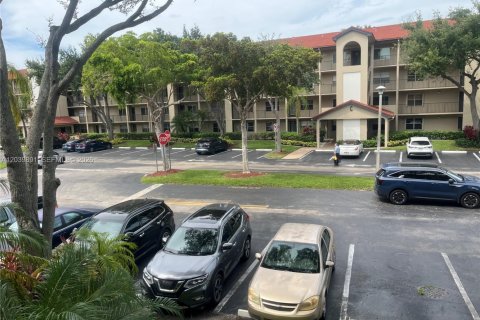 Condo in Pembroke Pines, Florida, 2 bedrooms  № 2086030 - photo 5