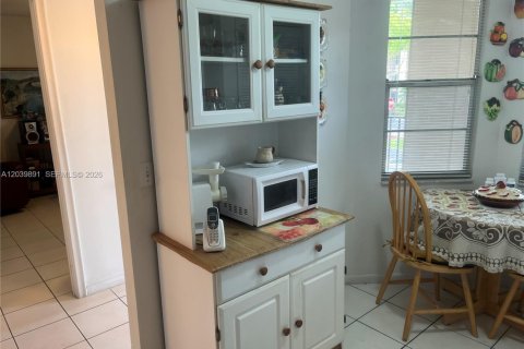 Condo in Pembroke Pines, Florida, 2 bedrooms  № 2086030 - photo 13