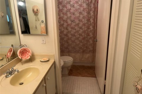 Condo in Pembroke Pines, Florida, 2 bedrooms  № 2086030 - photo 19