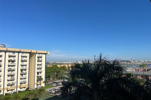 Copropriété à louer à Miami, Floride: 1 chambre, 55.56 m2 № 1922136 - photo 8